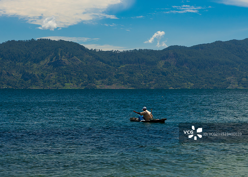 印度尼西亚 苏门答腊岛 多巴湖上的捕鱼者图片素材