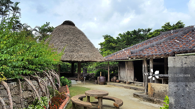 日本冲绳县恩纳村，冲绳传统建筑图片素材