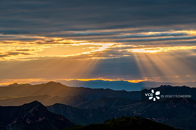 丁达尔光照山峦图片素材