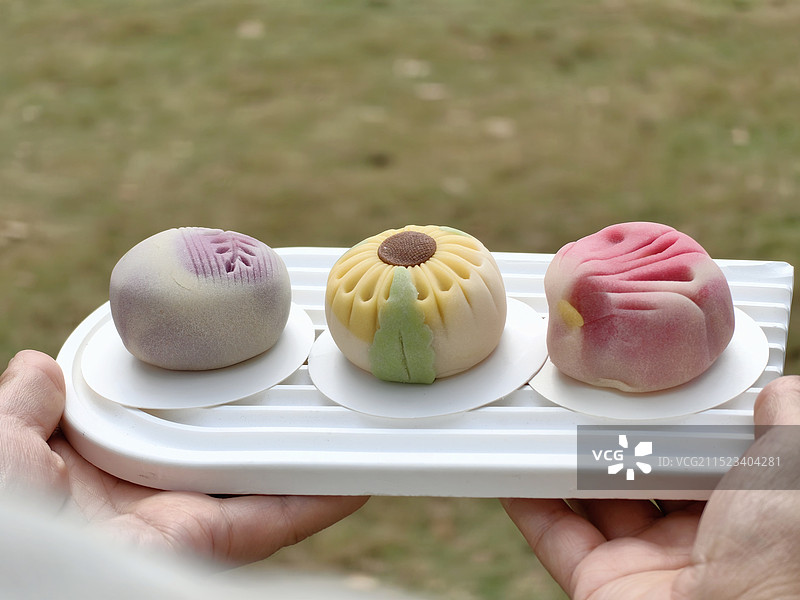 不规则手拿甜点图片素材