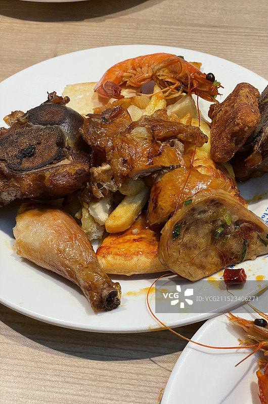 吃海鲜自助餐装盘子装满菜图片素材