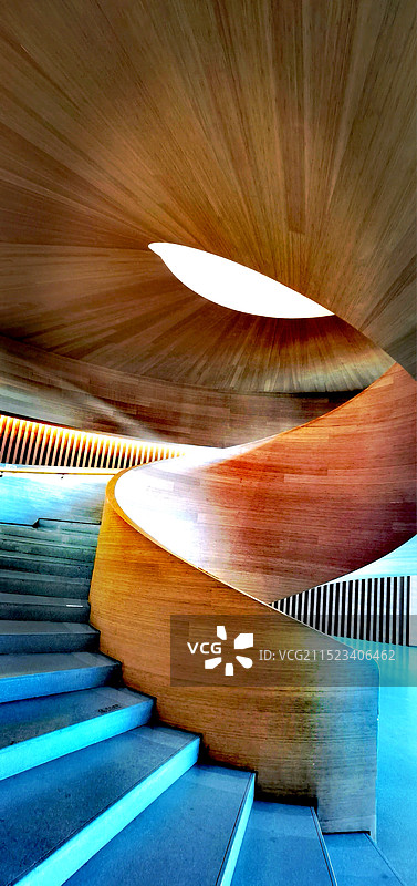 螺旋楼梯的高角度视图图片素材