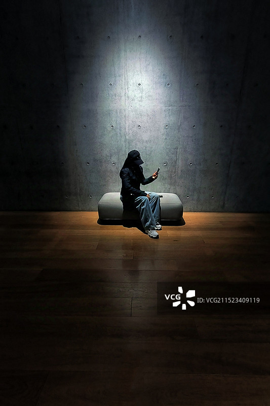 光影下的沉思者图片素材