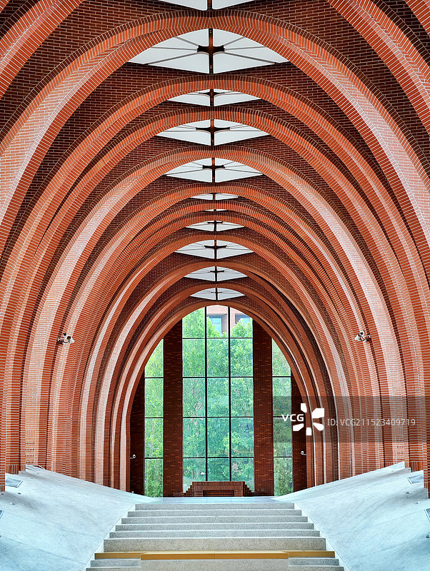 现代礼堂建筑穹顶结构的低角度视图图片素材