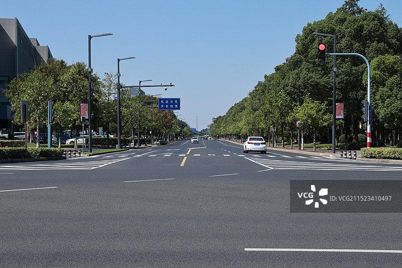 蓝天下的城市街道路口图片素材