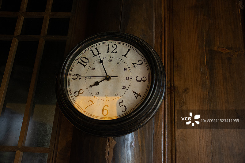 有年代感的老挂钟图片素材