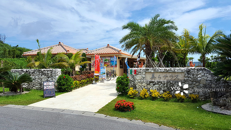 日本冲绳县名护市，贩卖冲绳当地美食的餐厅，漂亮的颜色图片素材