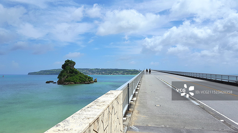 日本冲绳县名护市，连接屋我地岛和古宇利岛的古宇利大桥图片素材