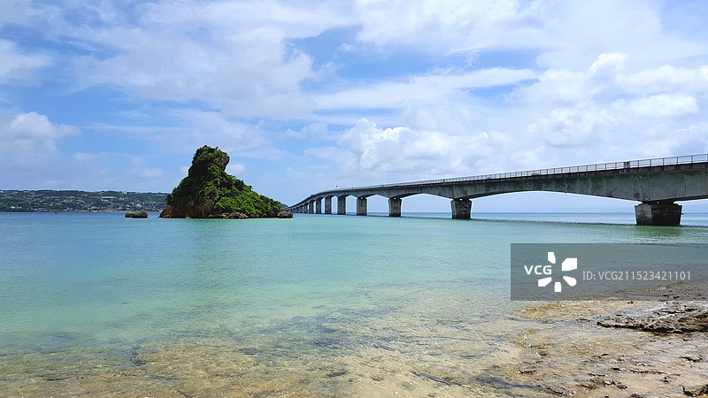 日本冲绳县名护市，连接屋我地岛和古宇利岛的古宇利大桥图片素材