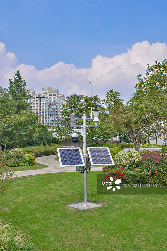 蓝天下绿地上的气象监测站图片素材