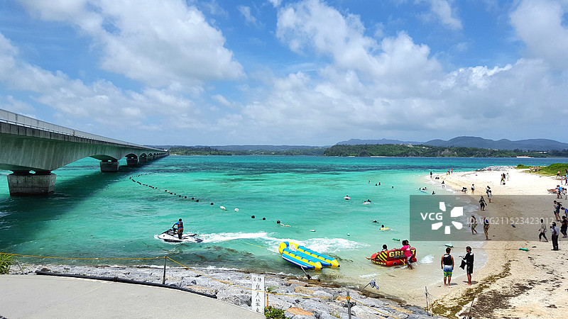 日本冲绳县名护市，古宇利大桥边的海滩图片素材