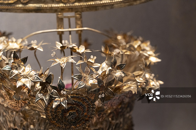 贵州少数民族银饰头饰工艺品图片素材