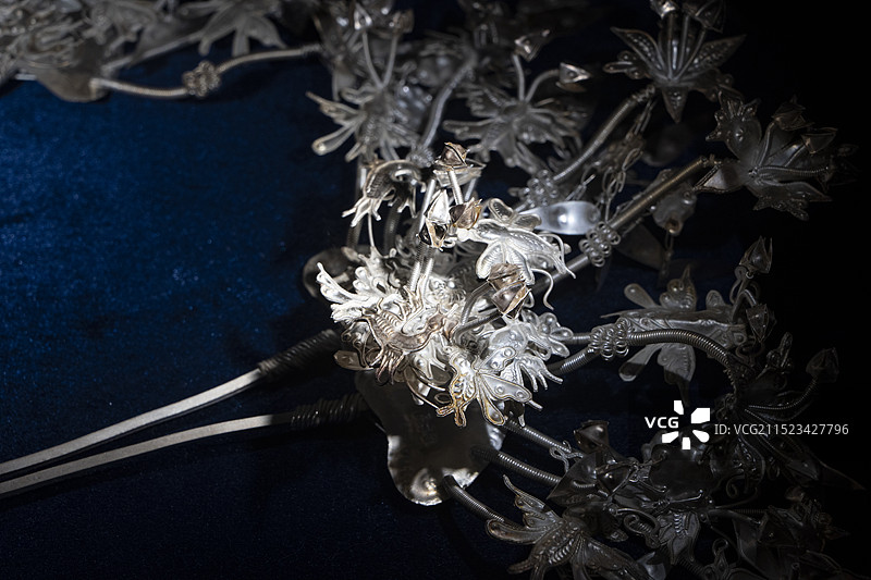 贵州省博物馆苗族头饰银饰品特写图片素材