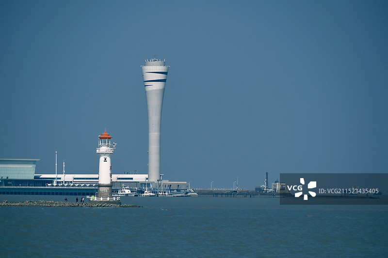 海滨公园的灯塔和大海图片素材