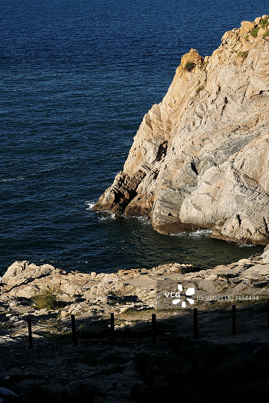 山东威海猫头山海岸的礁石与蔚蓝深海图片素材