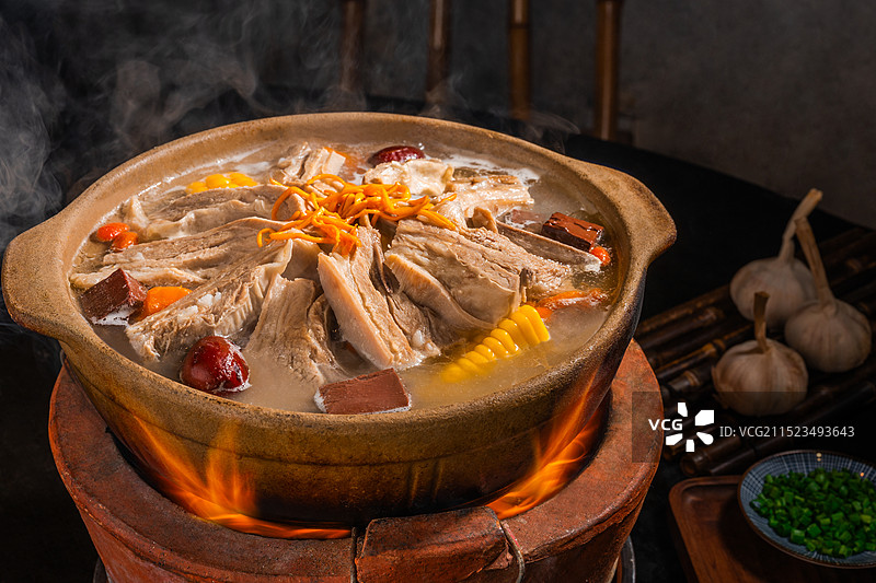 冬至节的羊排羊肉汤在砂锅里煲冒烟图片素材