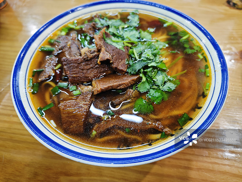 一碗铺满牛肉的香菜红烧牛肉清汤面图片素材