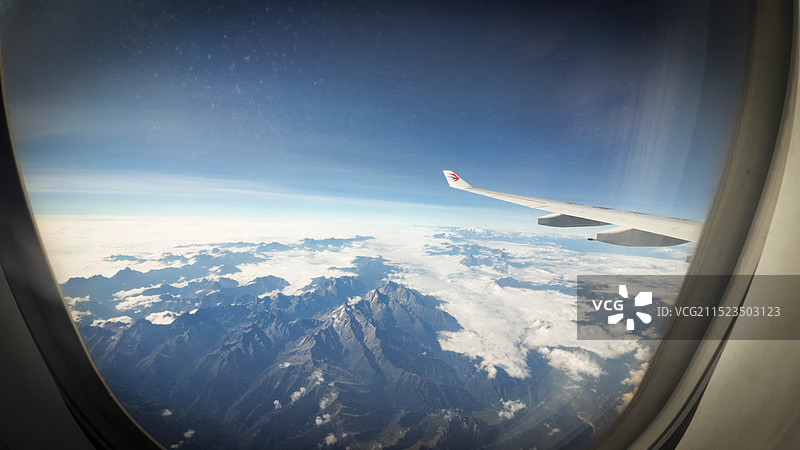 透过飞机舷窗看横断山脉风景图片素材