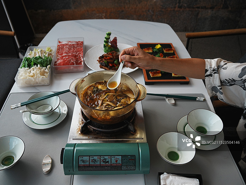 餐桌上食物的高角度视图图片素材