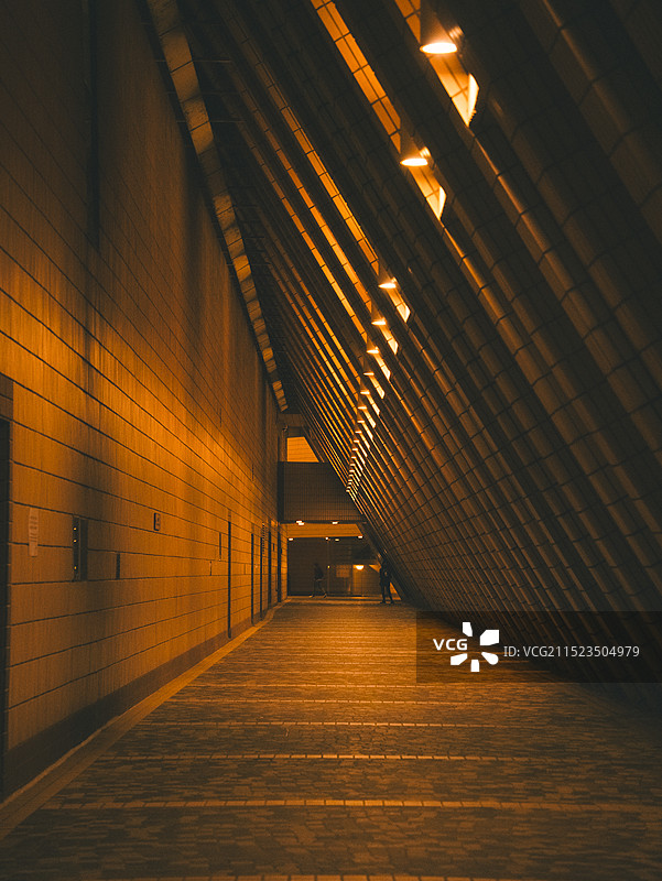 夜间照明建筑的低角度视图图片素材