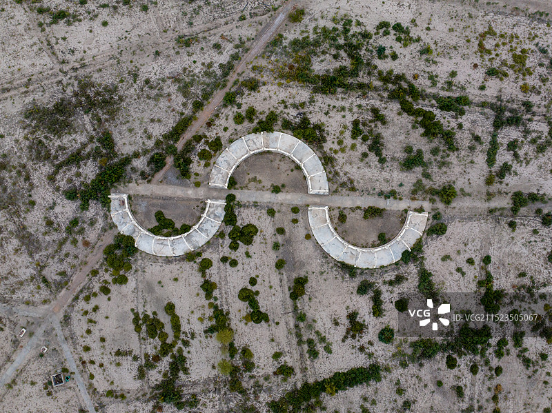 航拍新疆喀什岳普湖县达瓦昆景区达瓦昆湖心岛图片素材