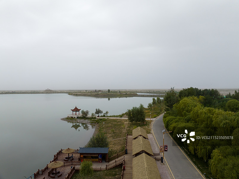 航拍新疆喀什岳普湖县达瓦昆景区达瓦昆湖图片素材