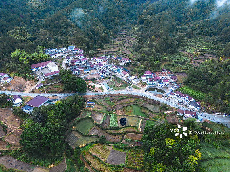 太湖县罗溪村五彩块状草地图片素材