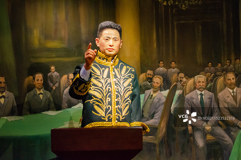 青岛遗址博物馆，蜡像复原巴黎和会顾维钧演讲的场景图片素材