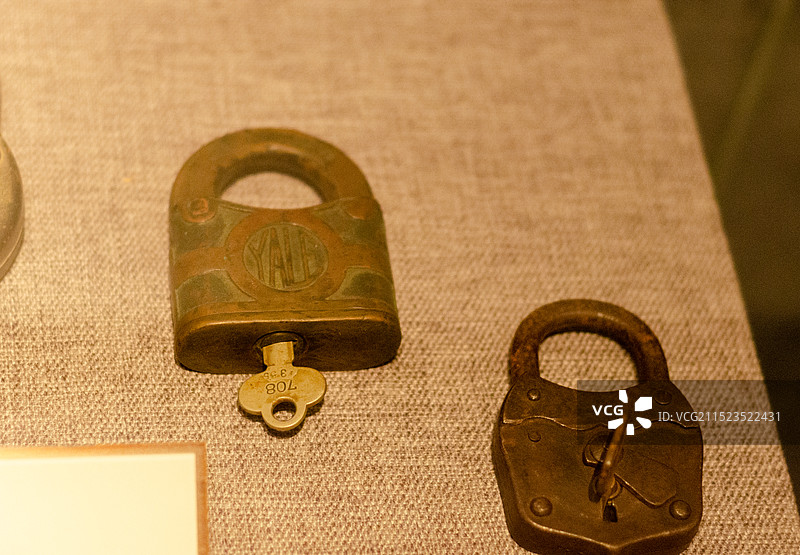 两把从前的老式锁和钥匙图片素材