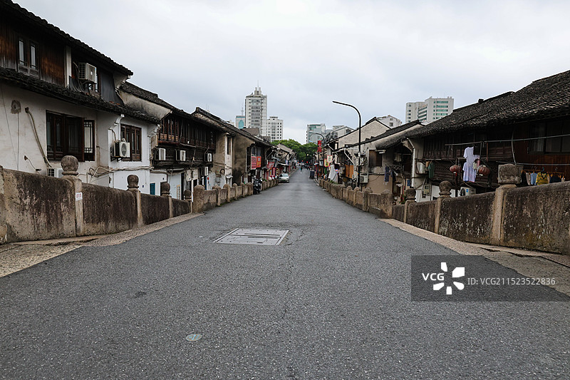 绍兴古城的古桥双东桥早晨风光图片素材