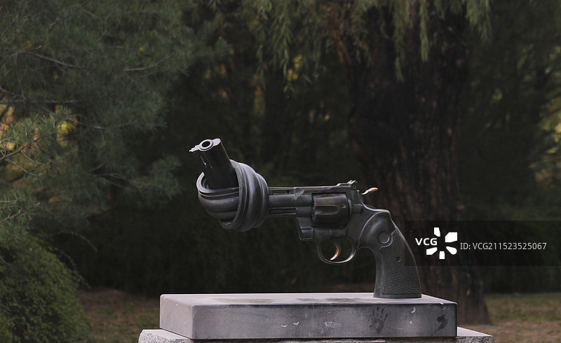 公园内的一把手枪雕像图片素材