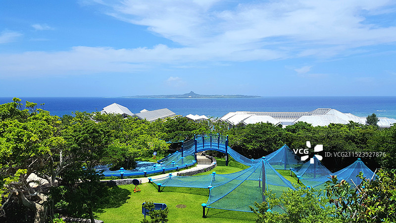 日本冲绳县国头郡本部町，从海洋博公园眺望伊江岛图片素材