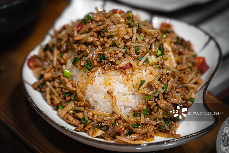 四川甘孜特色川菜小吃牦牛肉盖浇饭图片素材