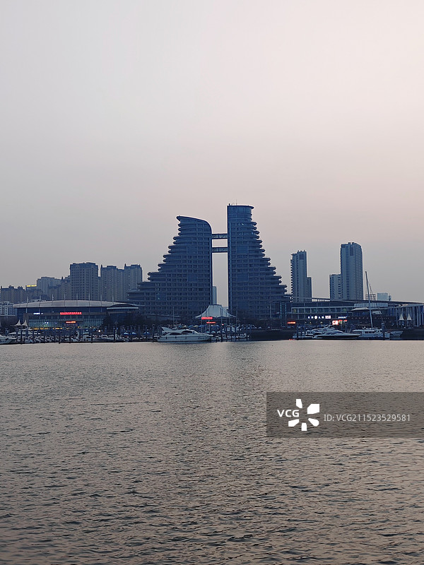 春天，日照市万平口景区，潮汐塔海边大酒店大楼图片素材