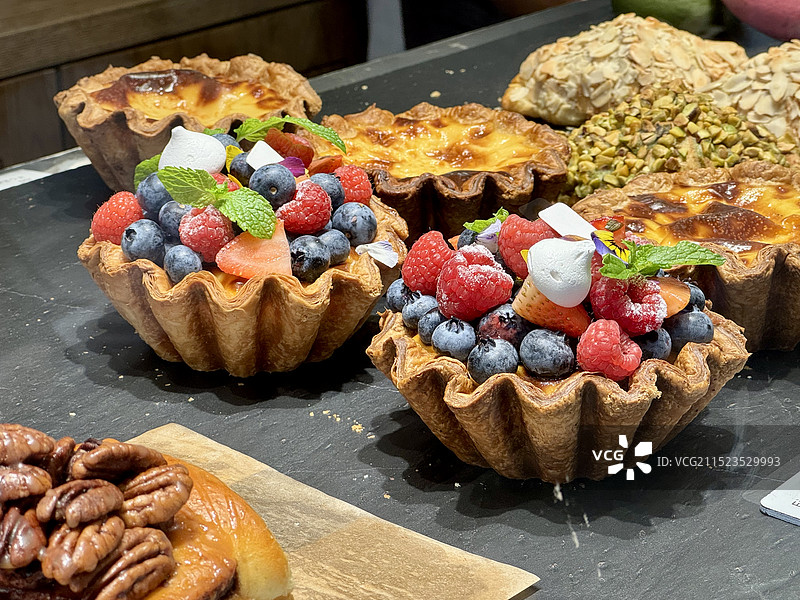 面包店里橱窗烤盘上的水果挞特写镜头图片素材