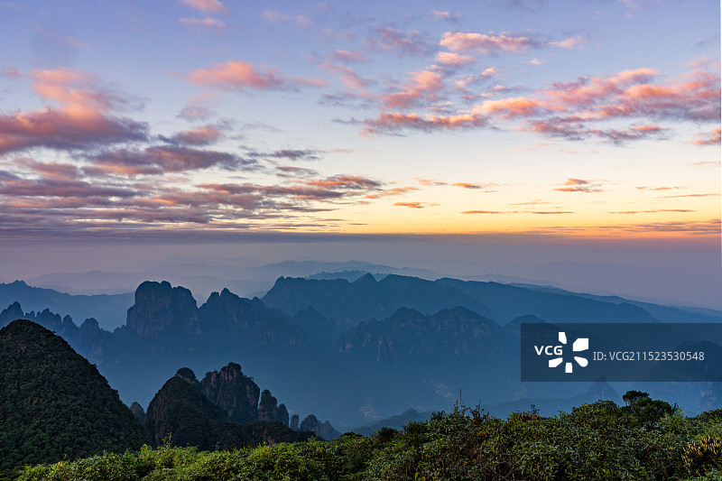 广西来宾金秀圣堂山高视角高山日出蓝调风光图片素材