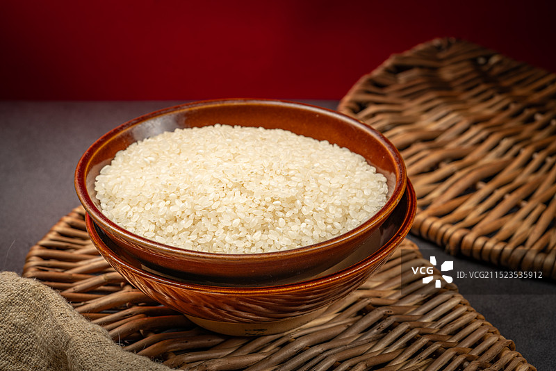 一碗大米在桌子上图片素材