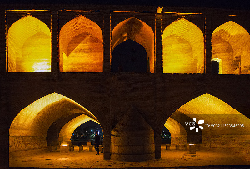 伊斯法罕三十三孔桥夜景图片素材
