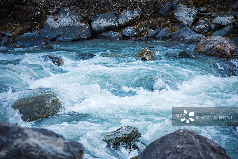 湍急的溪流山间激流图片素材