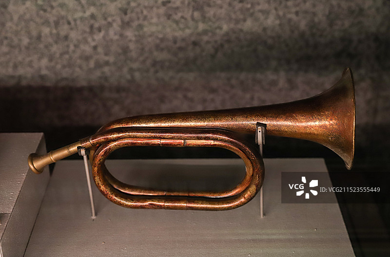 黄崖洞保卫战中牺牲的小英雄司号员崔振芳留下的军号（党史展览馆藏）图片素材
