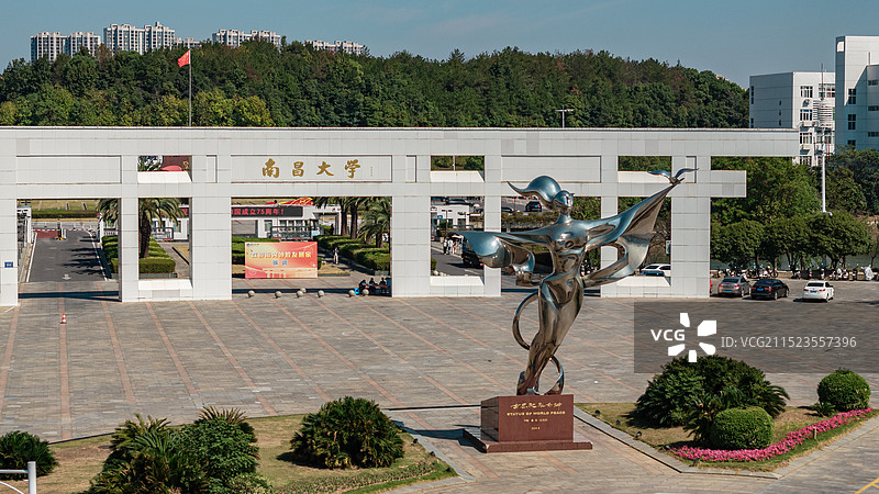 南昌大学和平女神雕像图片素材