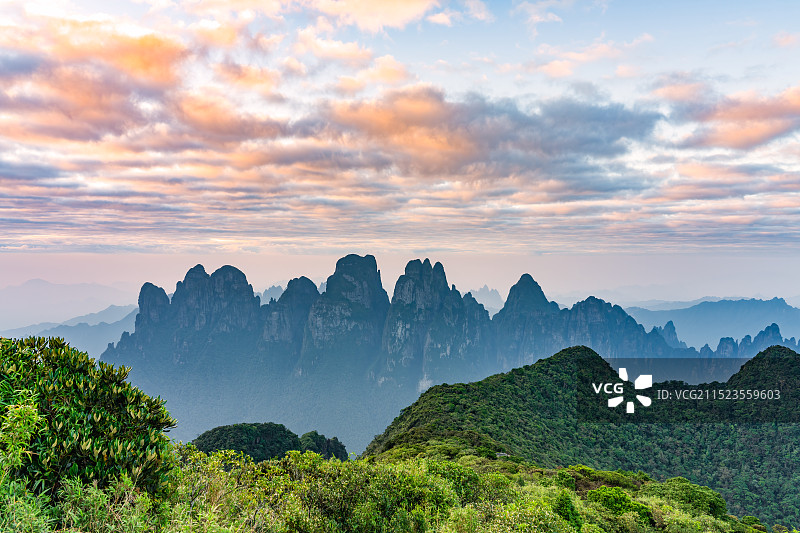 广西来宾金秀圣堂山山顶高视角清晨日出前戏剧性天空风光图片素材