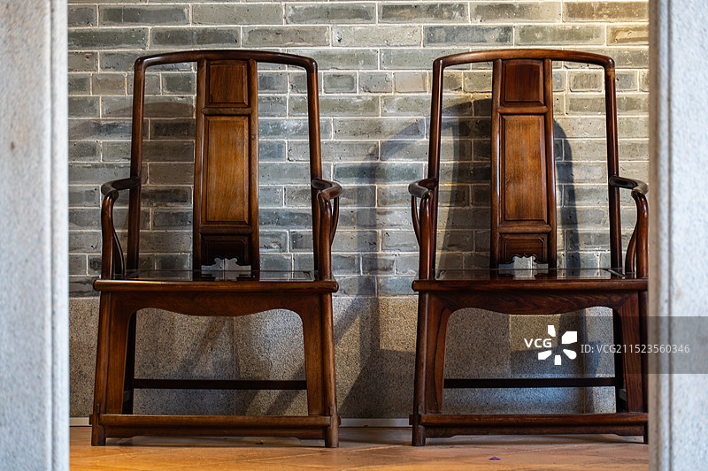 一对木椅子图片素材