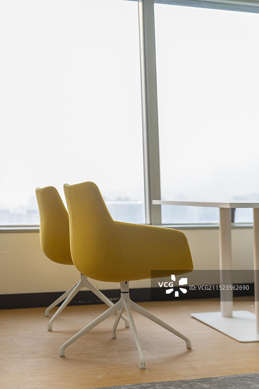 办公室窗边黄色沙发座椅休闲区图片素材