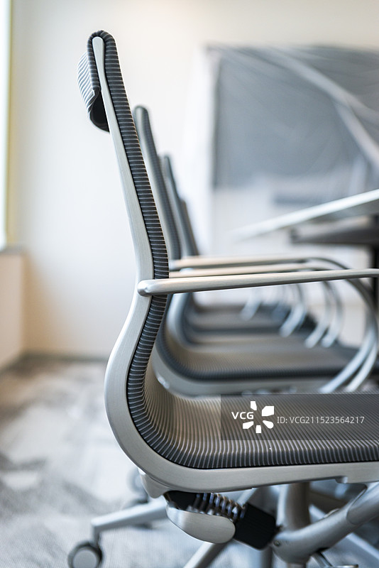 办公室会议室灰色金属网面办公椅会议椅图片素材