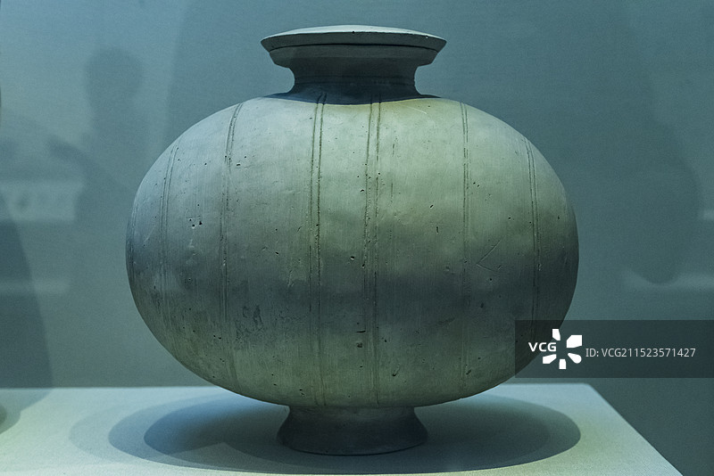 茧形弦纹带盖陶壶 西汉时期 中国河北省定州博物馆图片素材