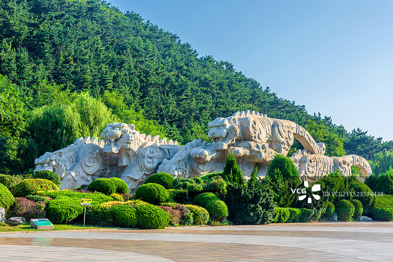 中国辽宁大连老虎滩海滨群虎雕塑图片素材