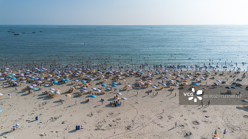 海滩上的人的高角度视角图片素材