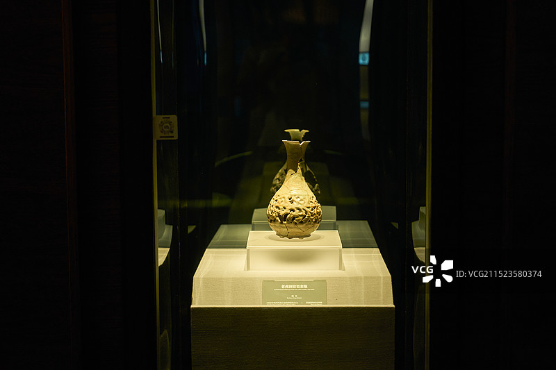 杭州博物馆展品,老虎洞窑瓷套瓶图片素材