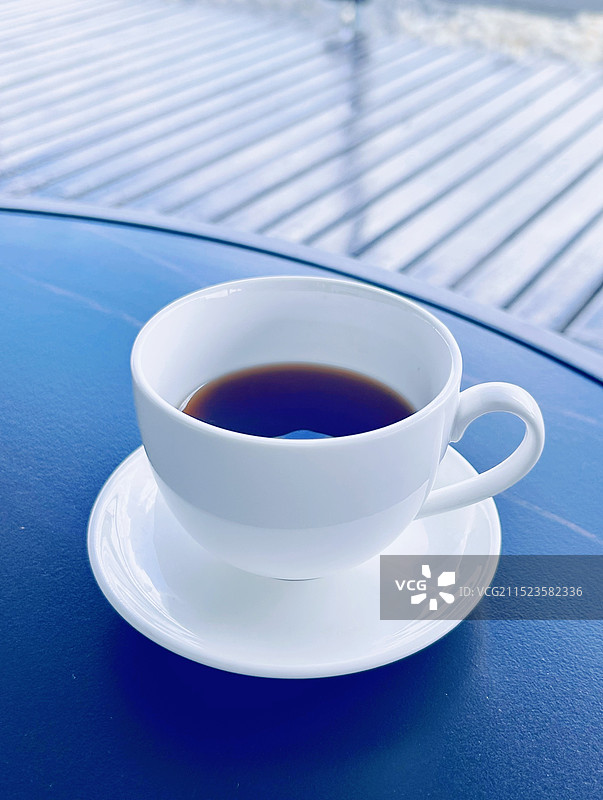 桌上咖啡杯特写镜头图片素材